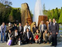 大阪市生野区の日本電子工業㈱ 広報ブログ-大阪城公園　噴水前で記念写真